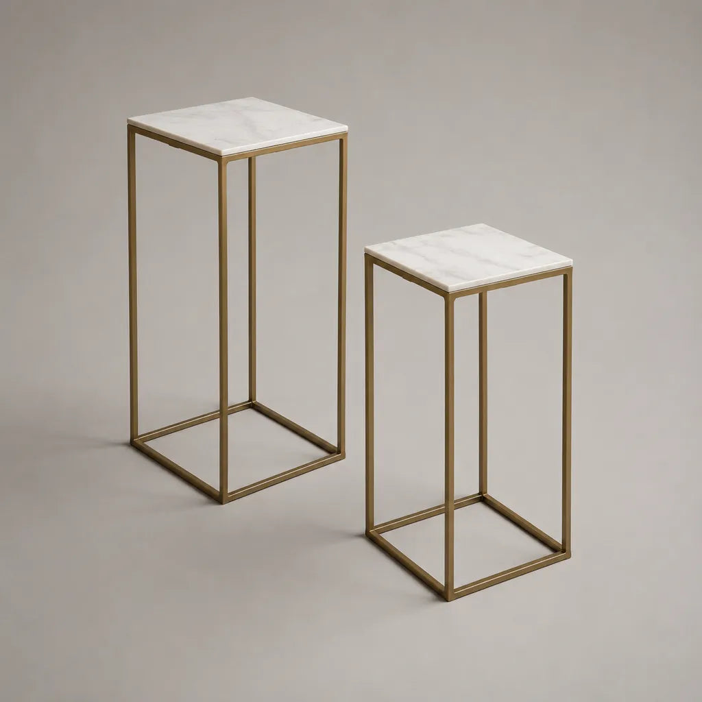 Set di 2 tavolini laterali quadrati in marmo bianco e metallo dorato, 30 × 30 × 70 cm e 30 × 30 × 55 cm