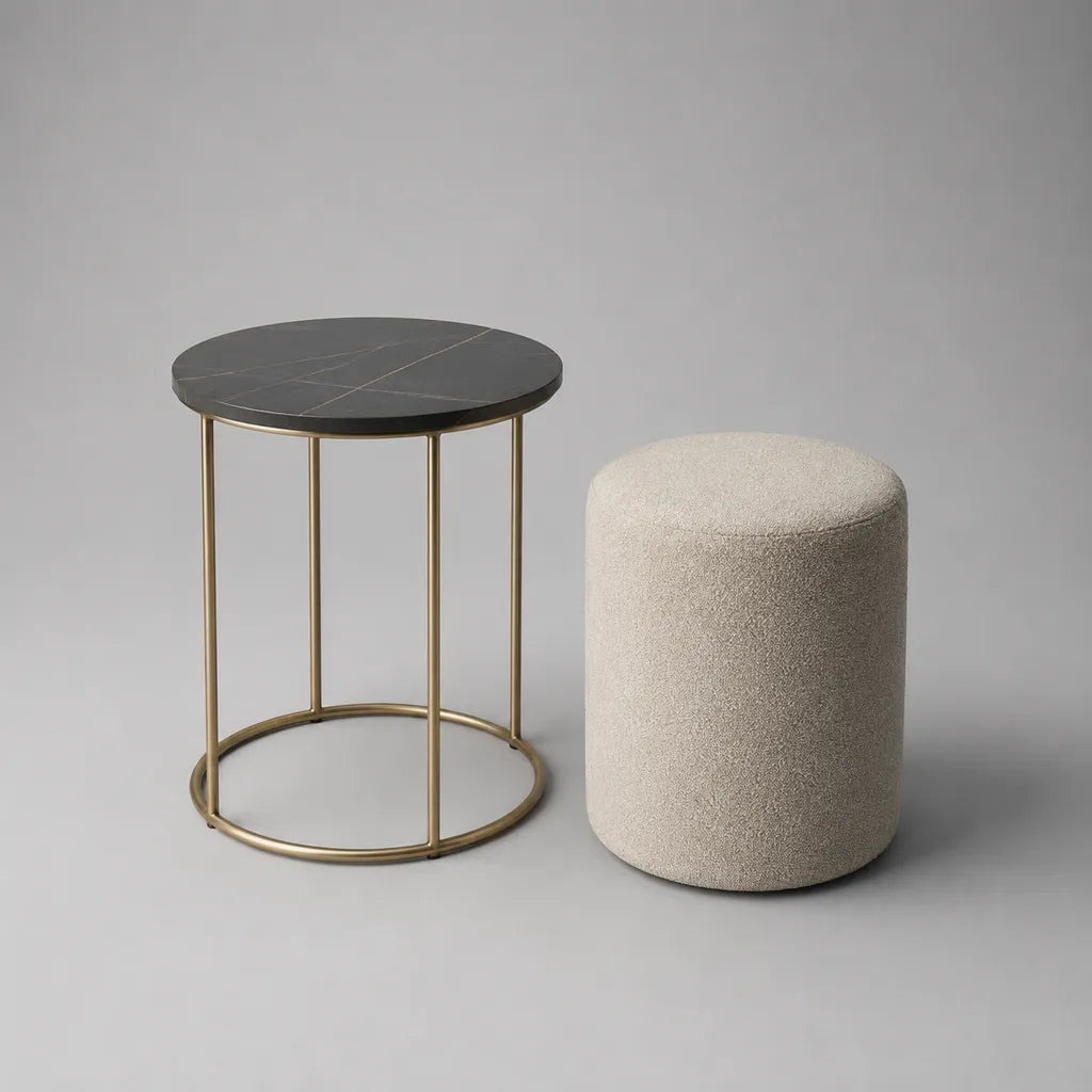 Set da interno con pouf cilindrico e tavolino rotondo in tessuto, acciaio e MDF beige, nero e oro, Ø 42 × 48 cm e Ø 50 × 55 cm