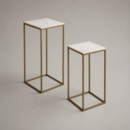 Set di 2 tavolini laterali quadrati in marmo bianco e metallo dorato, 30 × 30 × 70 cm e 30 × 30 × 55 cm